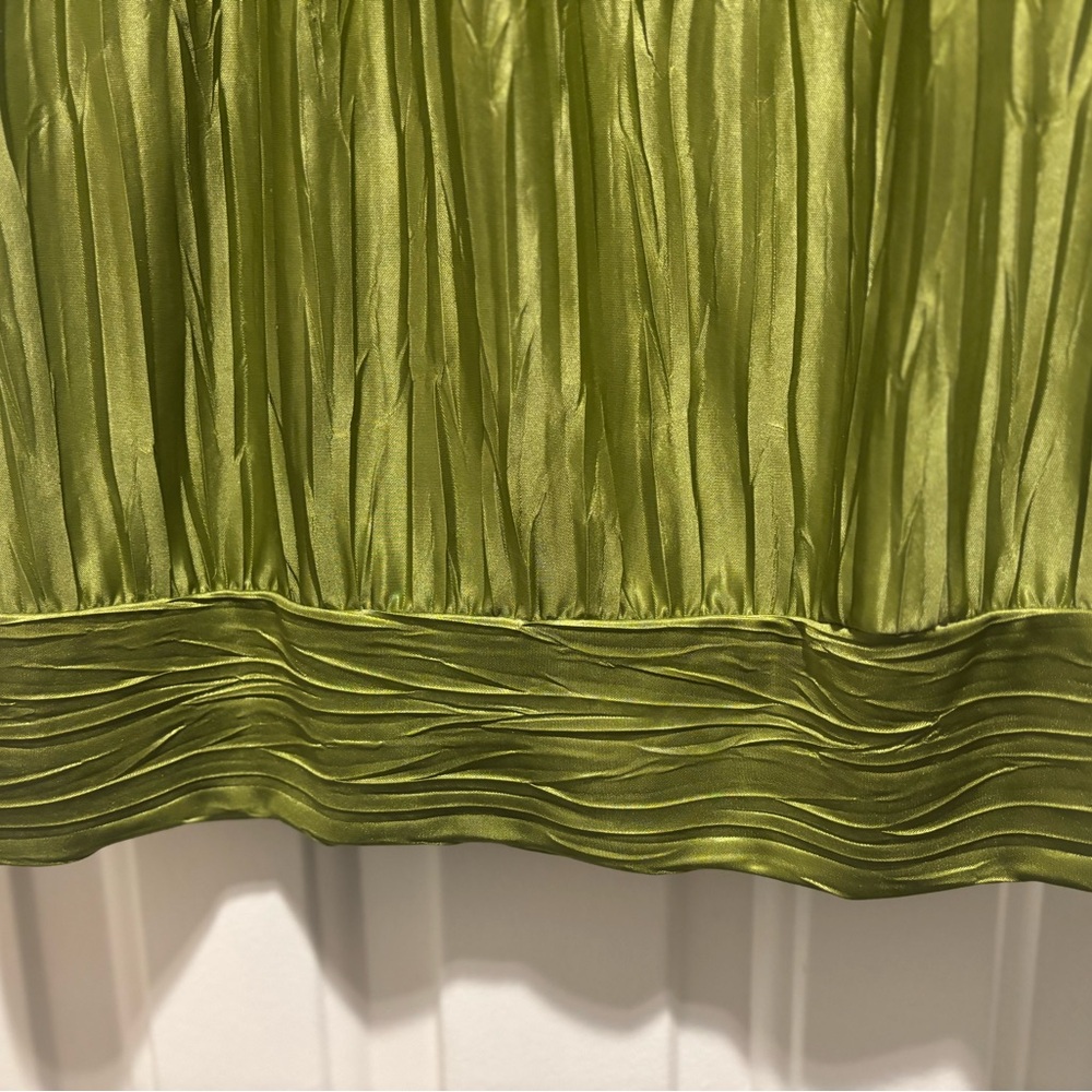 Green Sleeveless Women's Top - Picture 2 of 5